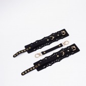 Черный кожаные оковы с узорами и золотистой фурнитурой - Crazy Handmade - купить с доставкой в Челябинске