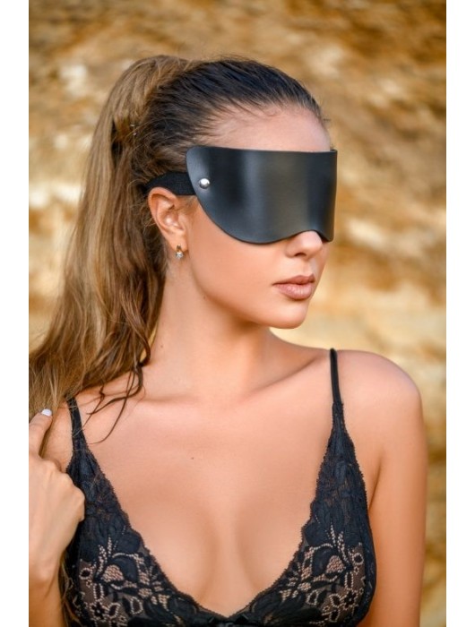 Черная плотная кожаная маска на глаза - БДСМ Арсенал - купить с доставкой в Челябинске