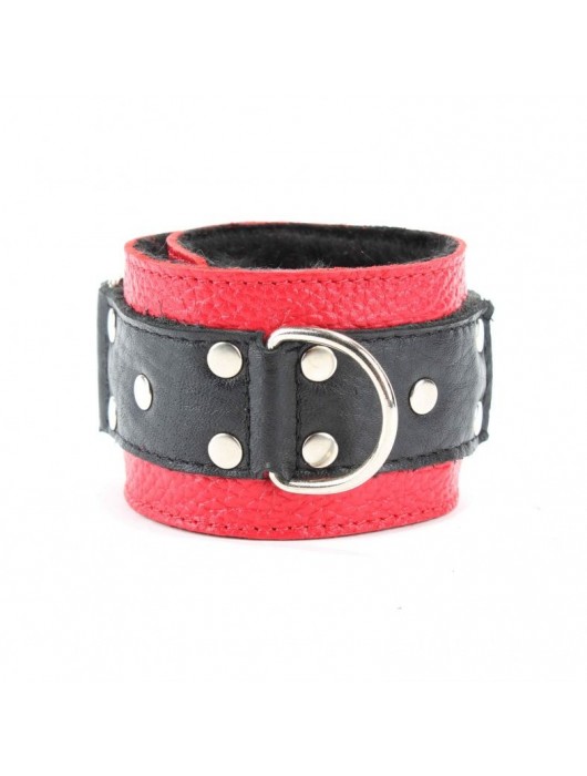 Красно-чёрные кожаные наручники с меховым подкладом - БДСМ Арсенал - купить с доставкой в Челябинске