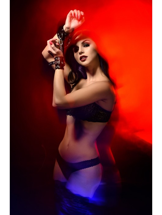 Черные кожаные однослойные наручники с люверсами - Pecado - купить с доставкой в Челябинске